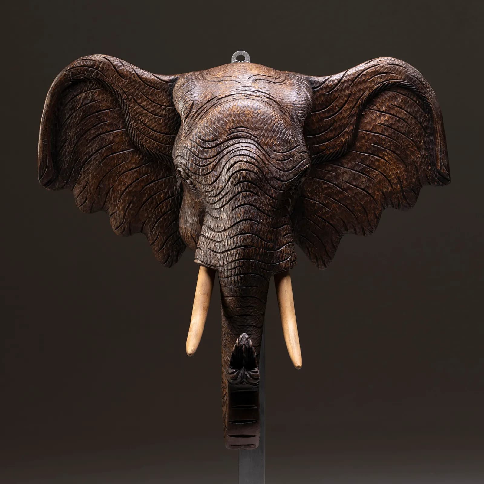 Scultura di elefante in legno