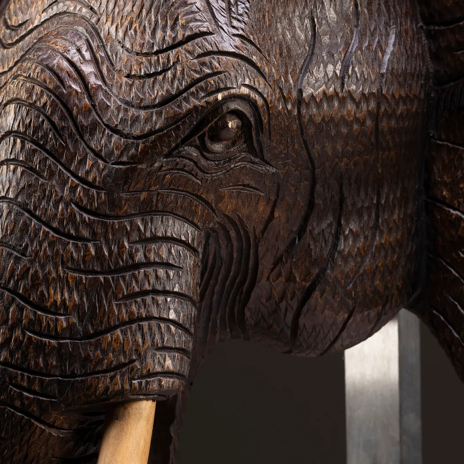 Scultura di elefante in legno
