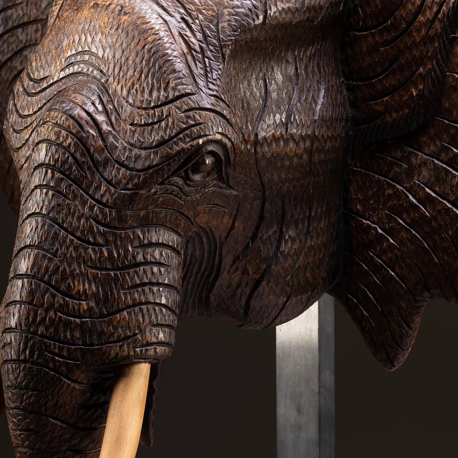 Scultura di elefante in legno